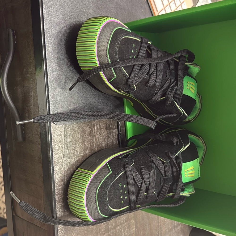 MACHF purple green 
The shoes are suspose to change color  scuffed.  No creases.